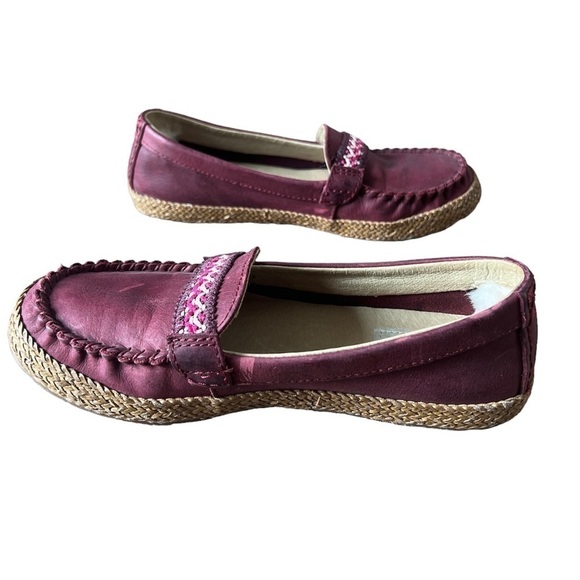 UGG Kaelee Women’s Red Leather Moccasin Loafers, Size 5 - Picture 2 of 8